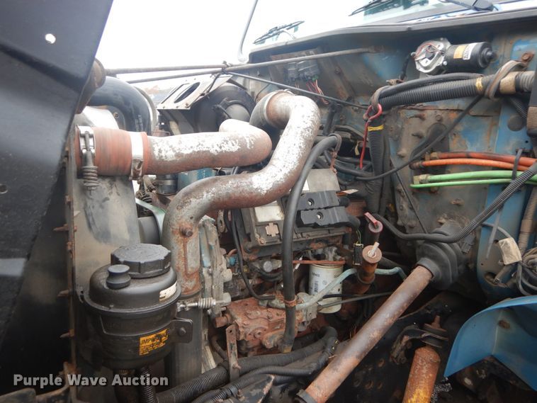 image for item DI1046 2001 International 4900  truck cab and chassis