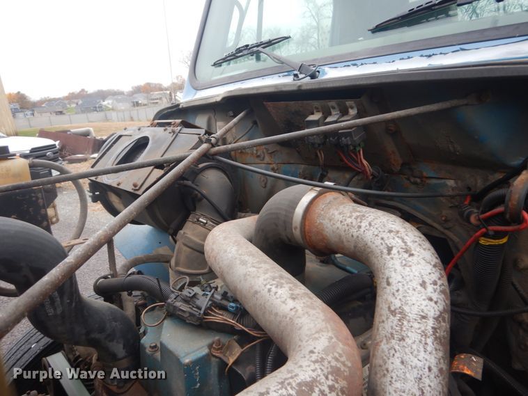 image for item DI1046 2001 International 4900  truck cab and chassis