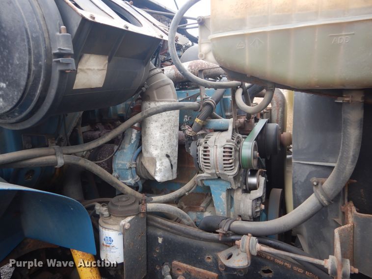 image for item DI1046 2001 International 4900  truck cab and chassis