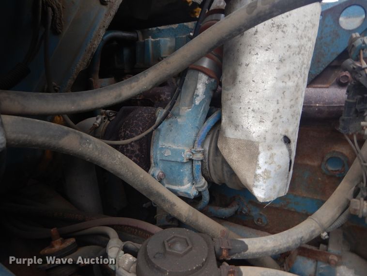 image for item DI1046 2001 International 4900  truck cab and chassis