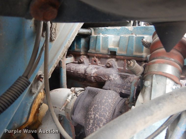 image for item DI1046 2001 International 4900  truck cab and chassis