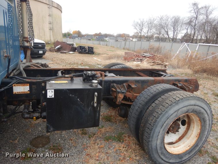 image for item DI1046 2001 International 4900  truck cab and chassis