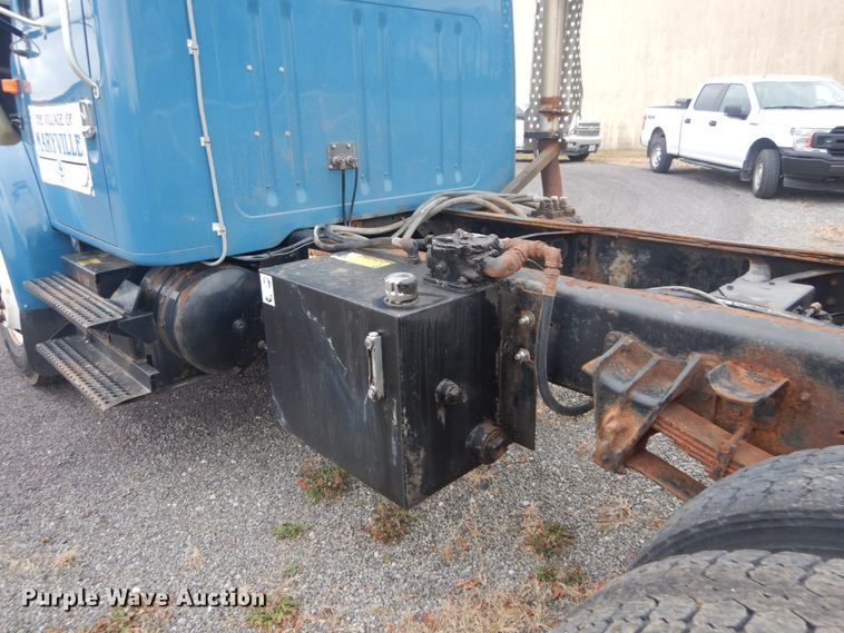 image for item DI1046 2001 International 4900  truck cab and chassis