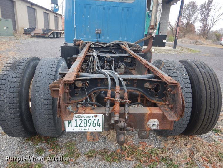 image for item DI1046 2001 International 4900  truck cab and chassis