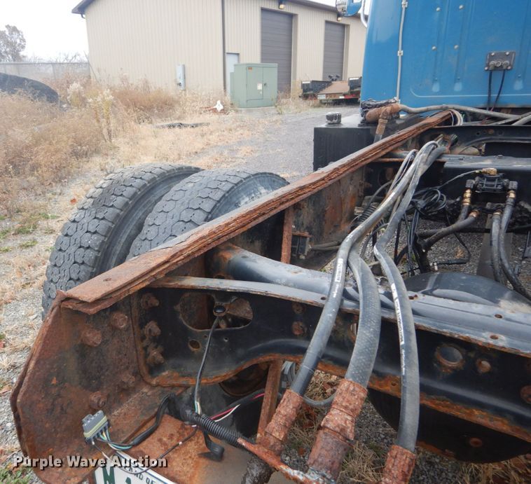 image for item DI1046 2001 International 4900  truck cab and chassis