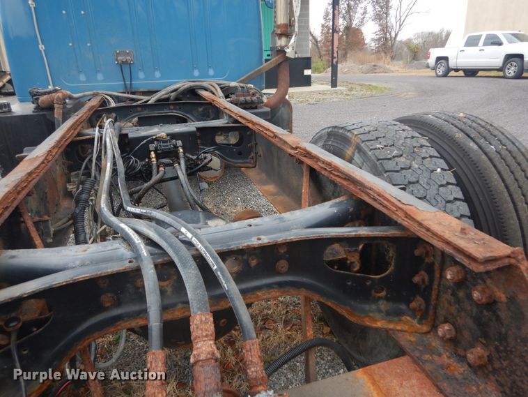 image for item DI1046 2001 International 4900  truck cab and chassis