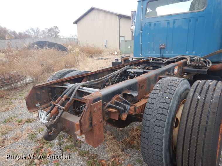 image for item DI1046 2001 International 4900  truck cab and chassis