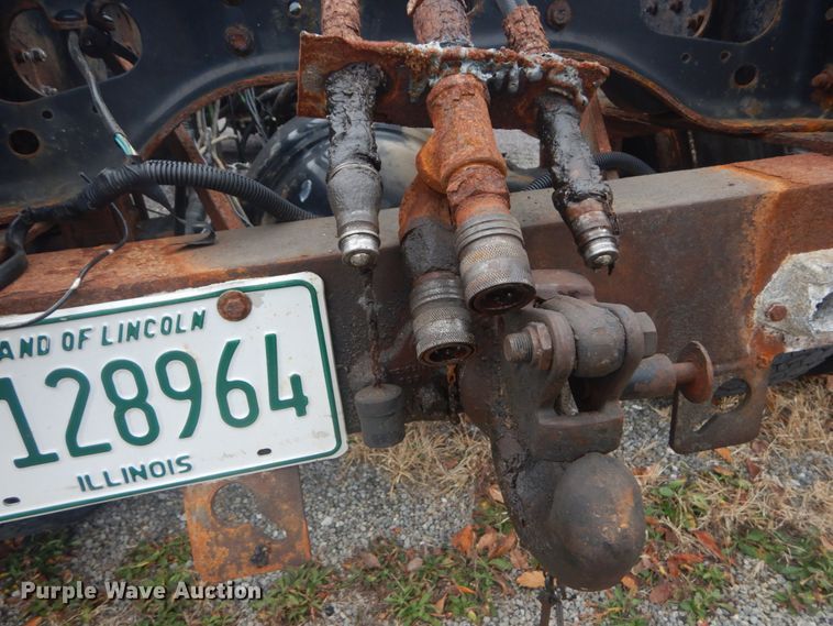 image for item DI1046 2001 International 4900  truck cab and chassis