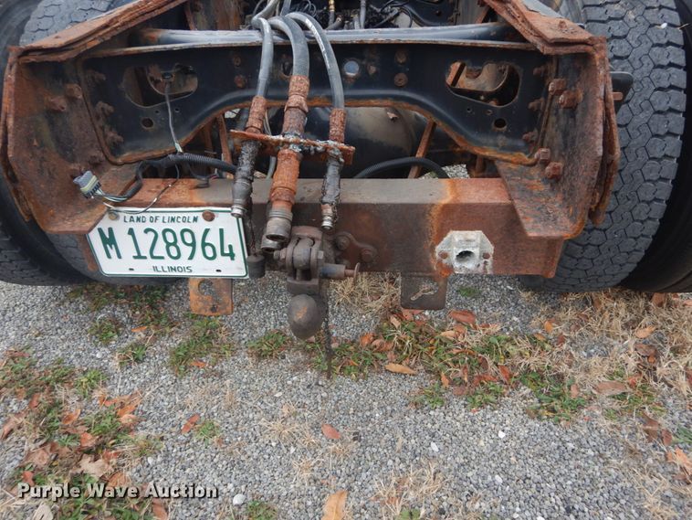 image for item DI1046 2001 International 4900  truck cab and chassis