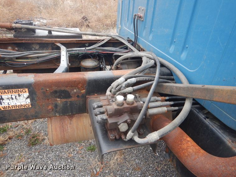 image for item DI1046 2001 International 4900  truck cab and chassis