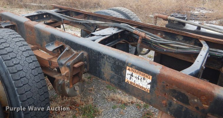 image for item DI1046 2001 International 4900  truck cab and chassis