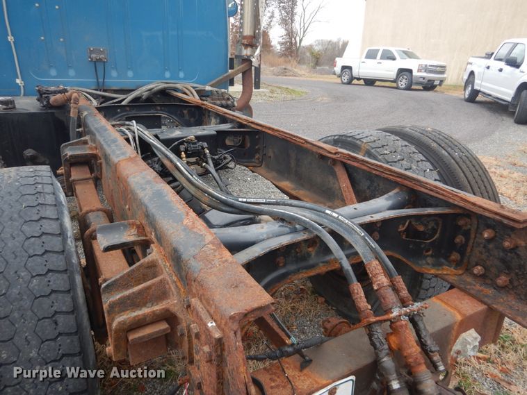 image for item DI1046 2001 International 4900  truck cab and chassis