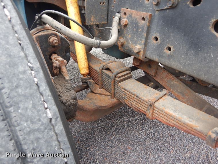 image for item DI1046 2001 International 4900  truck cab and chassis