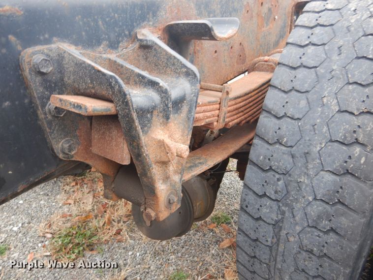 image for item DI1046 2001 International 4900  truck cab and chassis