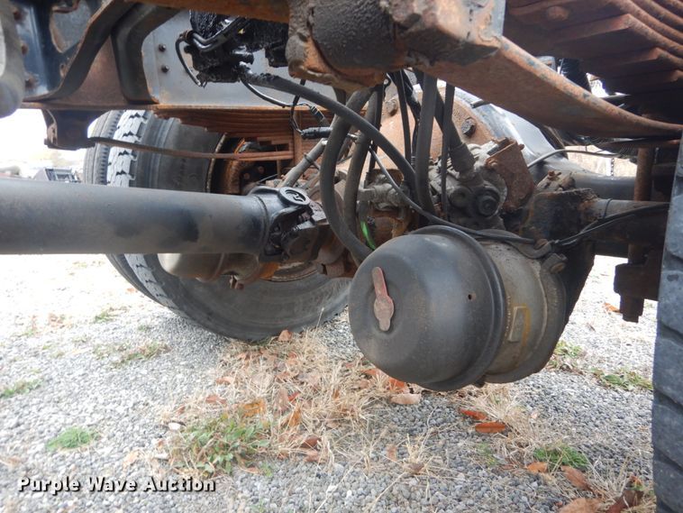 image for item DI1046 2001 International 4900  truck cab and chassis