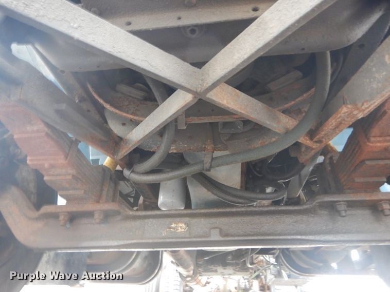 image for item DI1046 2001 International 4900  truck cab and chassis