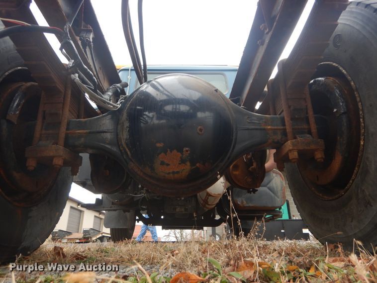 image for item DI1046 2001 International 4900  truck cab and chassis