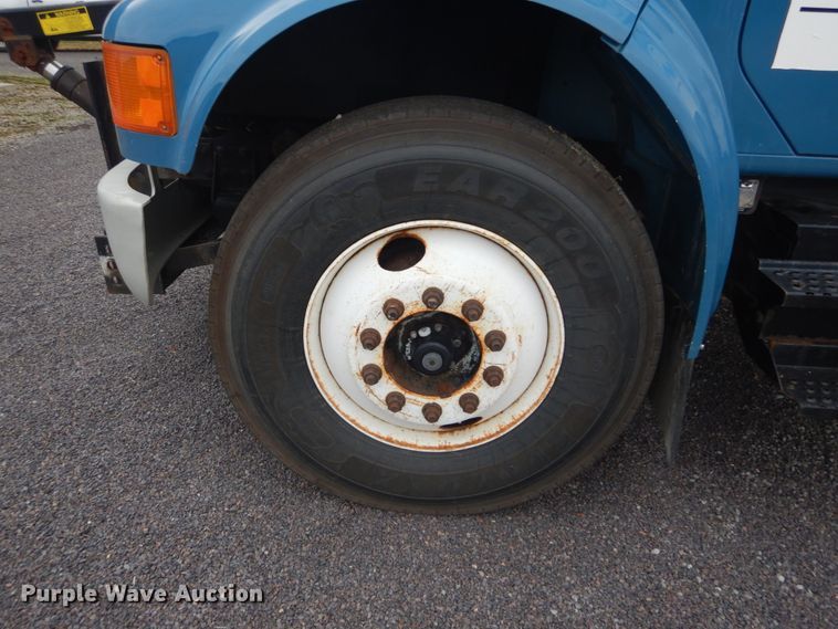 image for item DI1046 2001 International 4900  truck cab and chassis