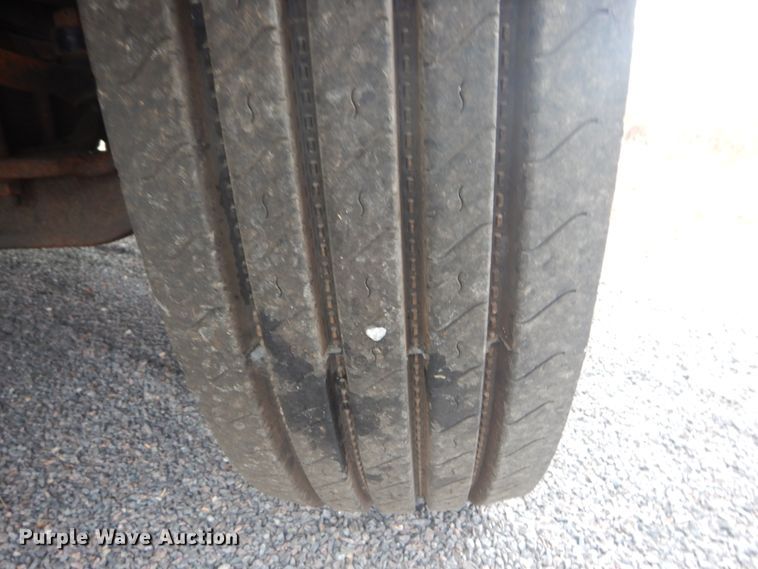 image for item DI1046 2001 International 4900  truck cab and chassis