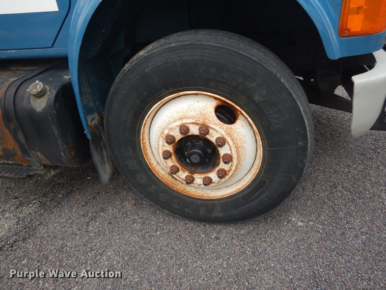 image for item DI1046 2001 International 4900  truck cab and chassis