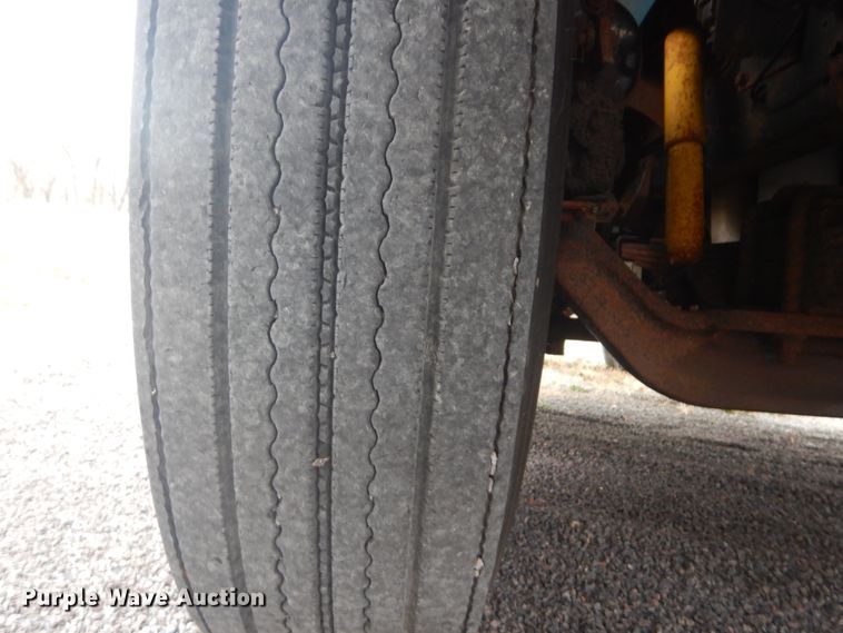 image for item DI1046 2001 International 4900  truck cab and chassis