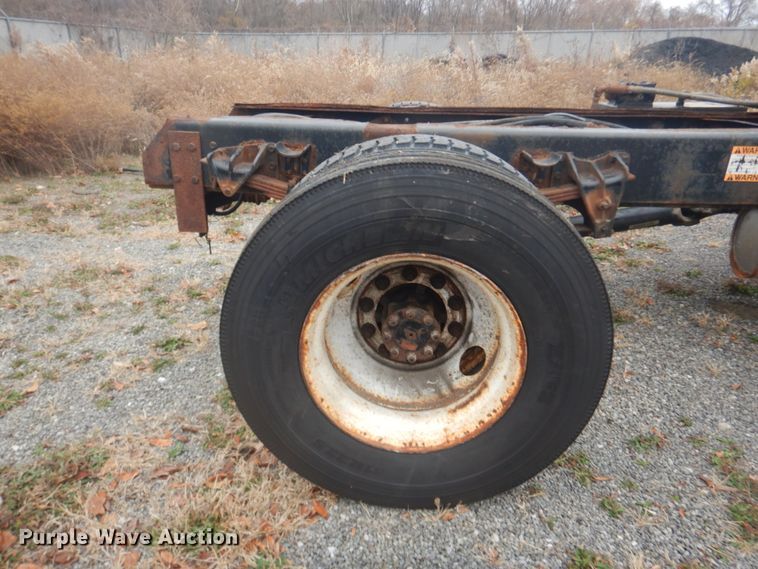 image for item DI1046 2001 International 4900  truck cab and chassis