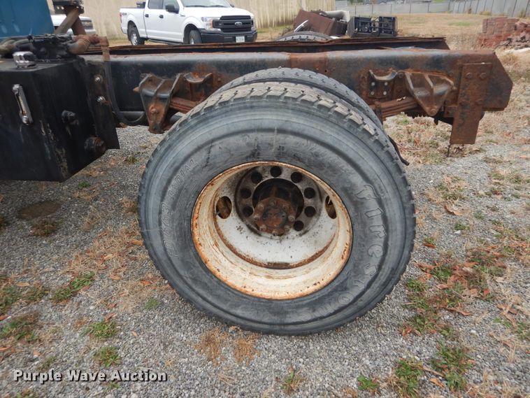 image for item DI1046 2001 International 4900  truck cab and chassis