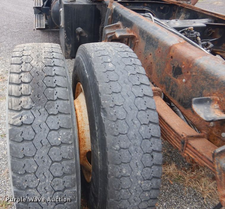 image for item DI1046 2001 International 4900  truck cab and chassis