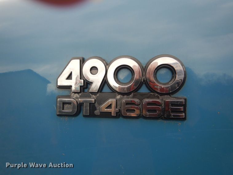 image for item DI1046 2001 International 4900  truck cab and chassis