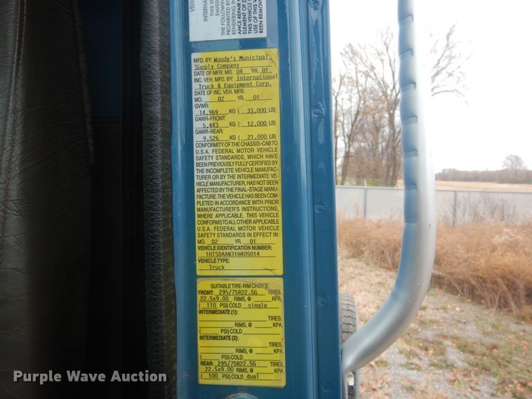 image for item DI1046 2001 International 4900  truck cab and chassis