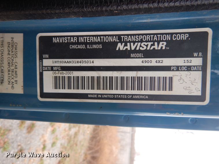 image for item DI1046 2001 International 4900  truck cab and chassis