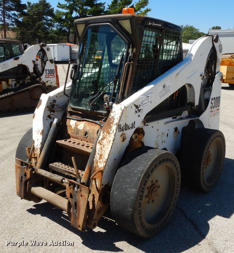 image for item DI7520 2005 Bobcat S300  skid steer loader