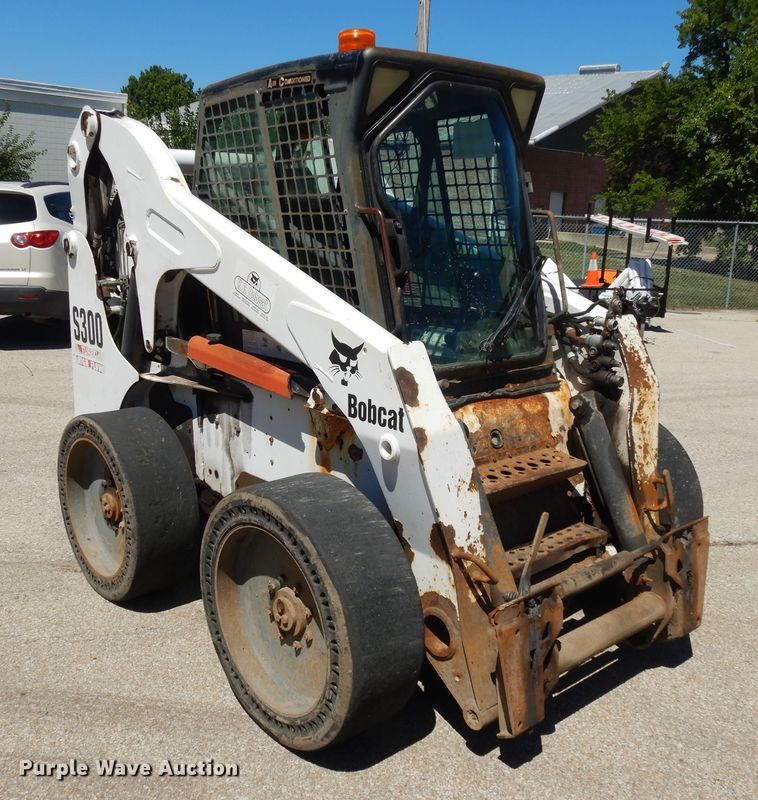 image for item DI7520 2005 Bobcat S300  skid steer loader