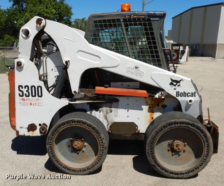 image for item DI7520 2005 Bobcat S300  skid steer loader