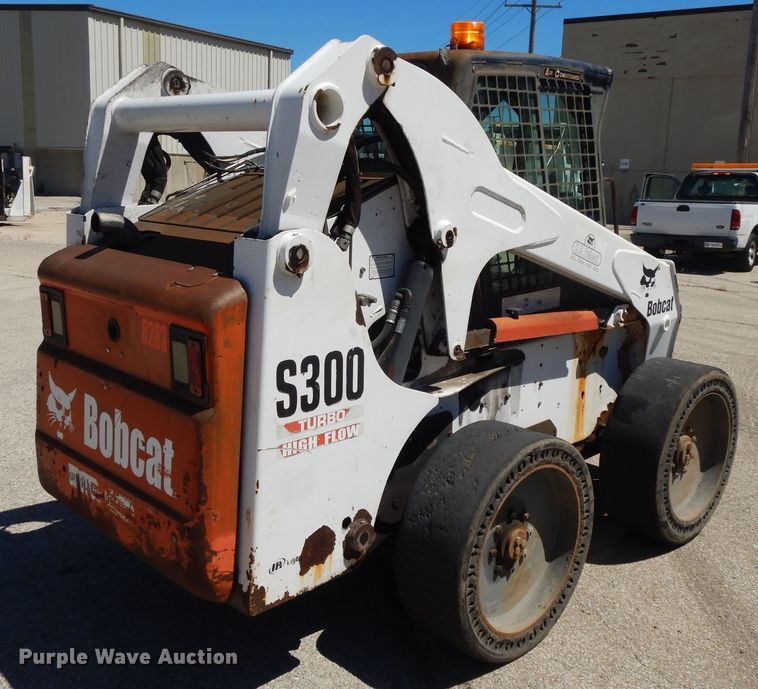 image for item DI7520 2005 Bobcat S300  skid steer loader