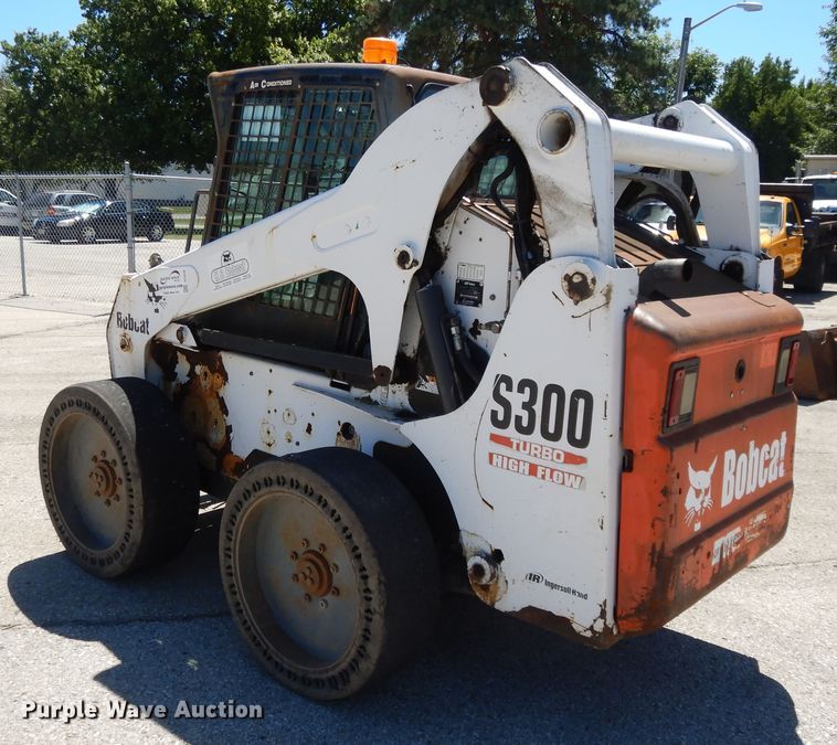 image for item DI7520 2005 Bobcat S300  skid steer loader