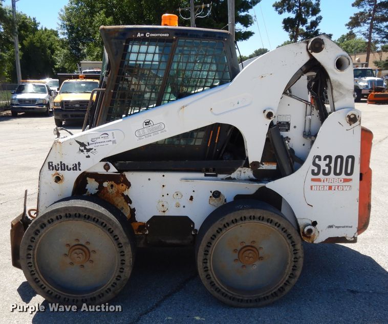 image for item DI7520 2005 Bobcat S300  skid steer loader