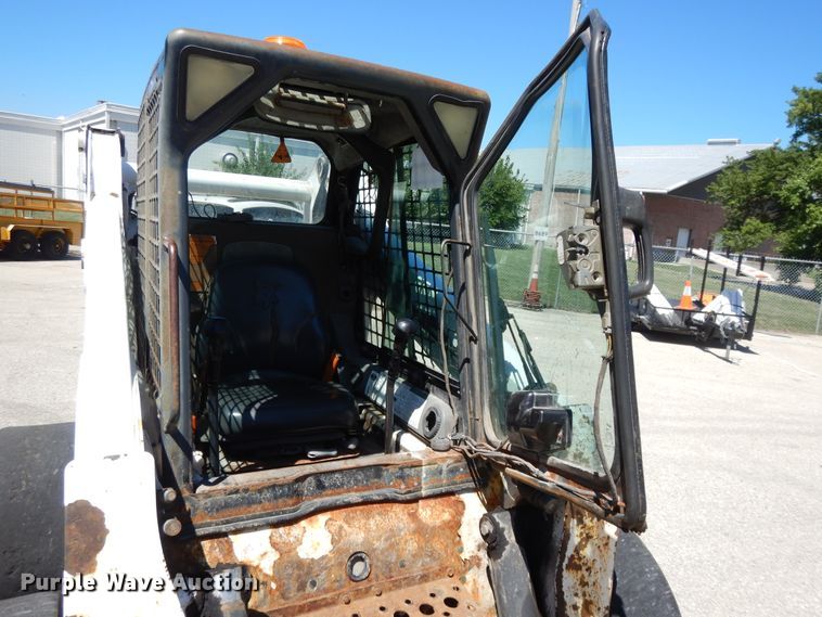 image for item DI7520 2005 Bobcat S300  skid steer loader
