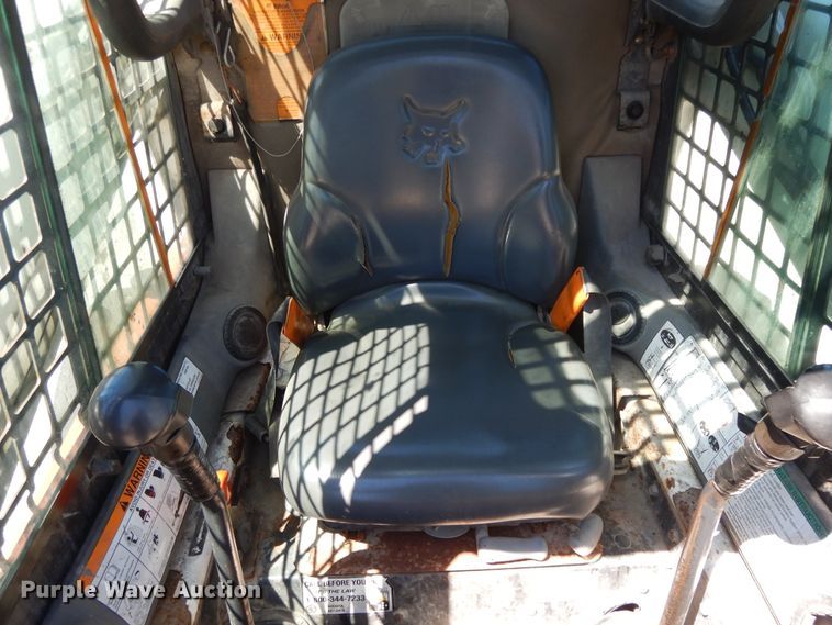image for item DI7520 2005 Bobcat S300  skid steer loader