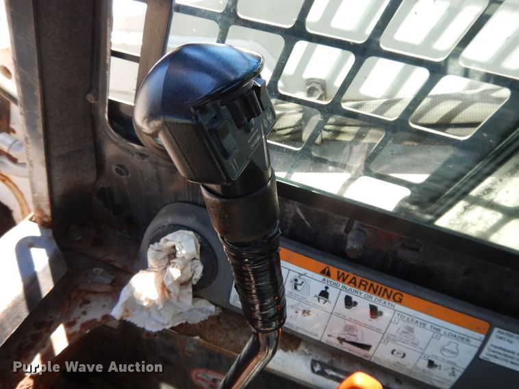 image for item DI7520 2005 Bobcat S300  skid steer loader