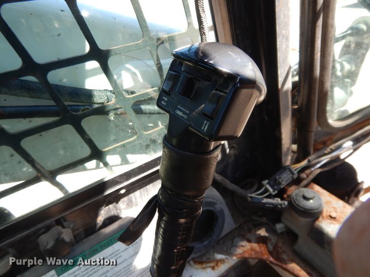 image for item DI7520 2005 Bobcat S300  skid steer loader