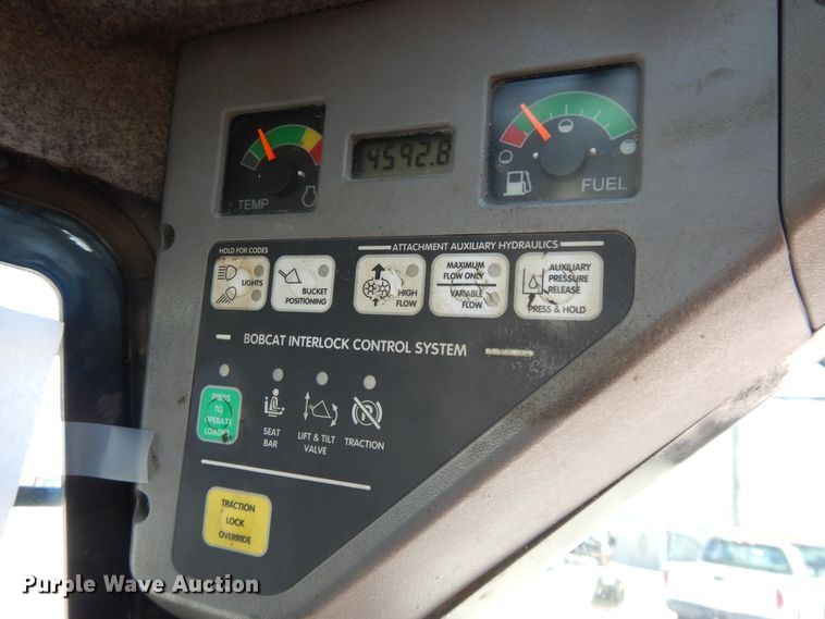 image for item DI7520 2005 Bobcat S300  skid steer loader