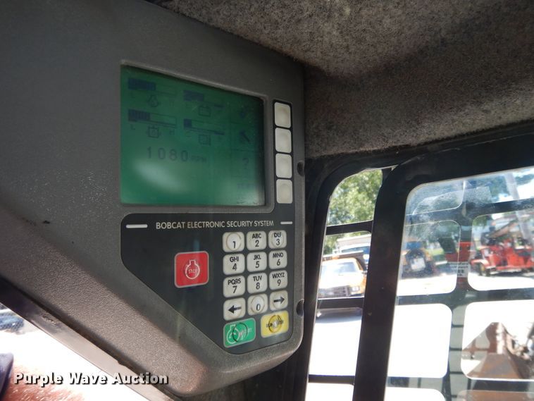 image for item DI7520 2005 Bobcat S300  skid steer loader