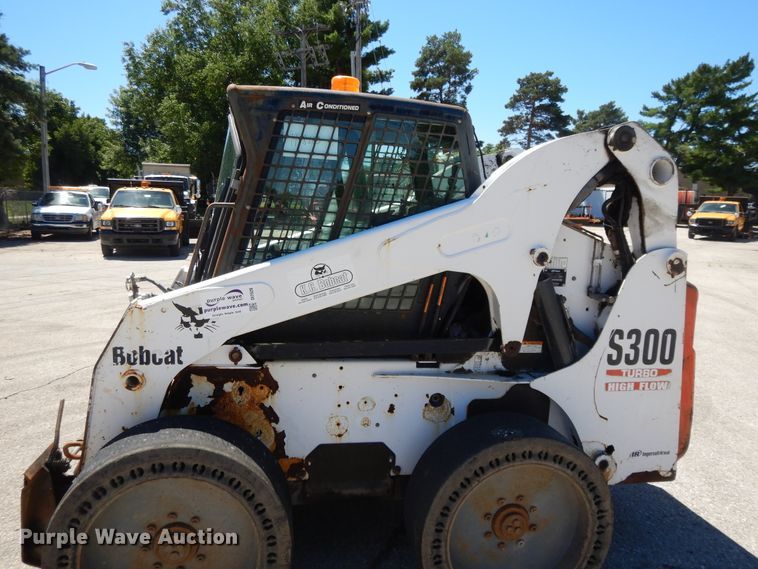 image for item DI7520 2005 Bobcat S300  skid steer loader