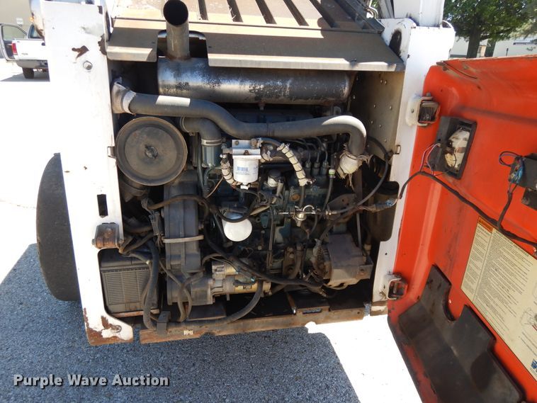 image for item DI7520 2005 Bobcat S300  skid steer loader