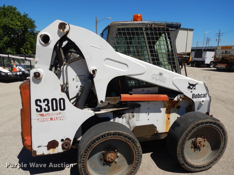 image for item DI7520 2005 Bobcat S300  skid steer loader