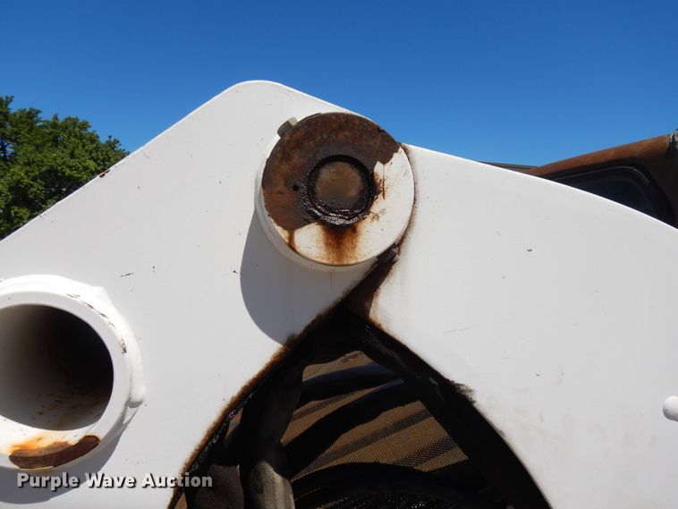 image for item DI7520 2005 Bobcat S300  skid steer loader