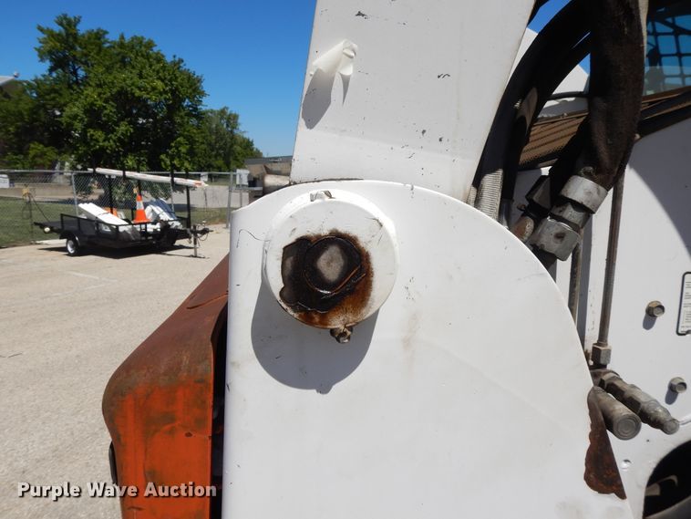 image for item DI7520 2005 Bobcat S300  skid steer loader
