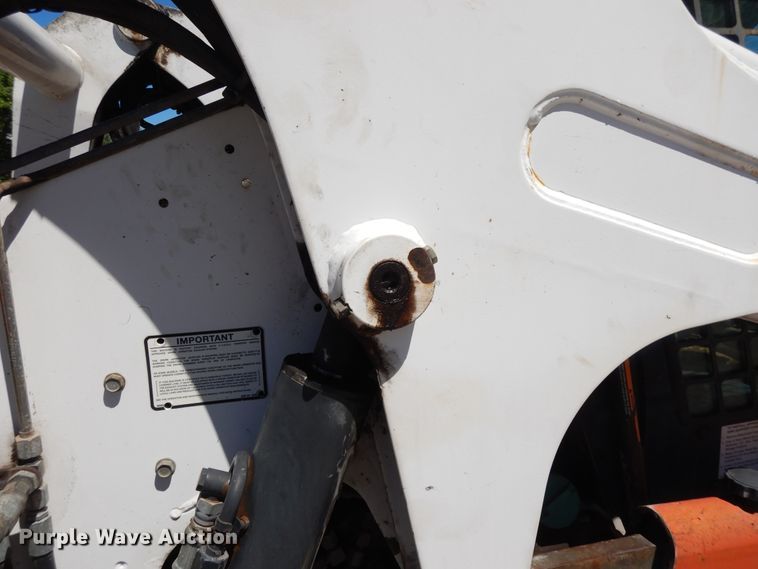image for item DI7520 2005 Bobcat S300  skid steer loader