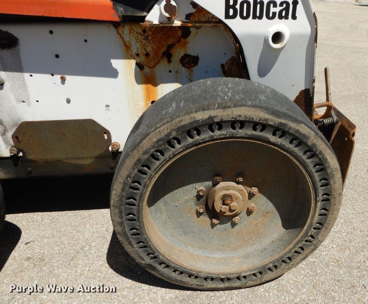 image for item DI7520 2005 Bobcat S300  skid steer loader